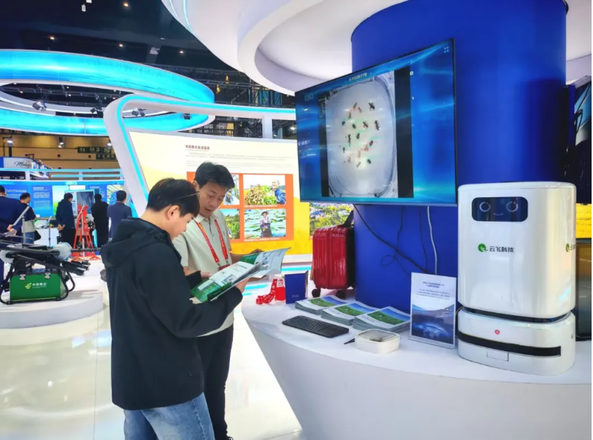 云飞科技亮相第十五届河南投洽会,全国政协副主席、省委书记莅临参观